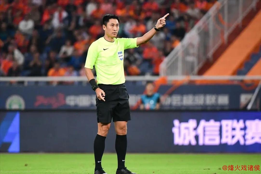 中国足球名哨马宁现身上海高校，<a href=