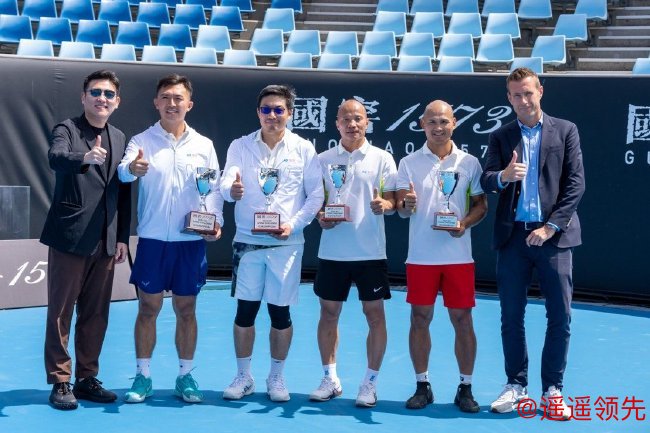 　　澳大利亚网球协会公开赛合作伙伴及国际业务总监 Roddy Campbell、泸州老窖股份有限公司品牌形象管理中心总经理姜楠为总决赛冠亚军颁奖